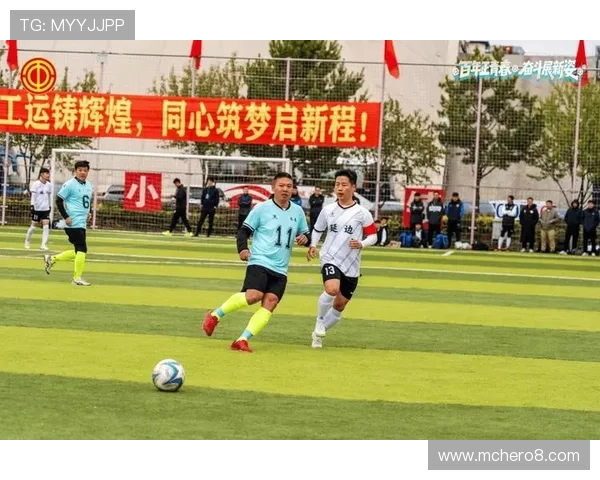 以足球相框定格绿茵激情展现球队荣耀与团结精神